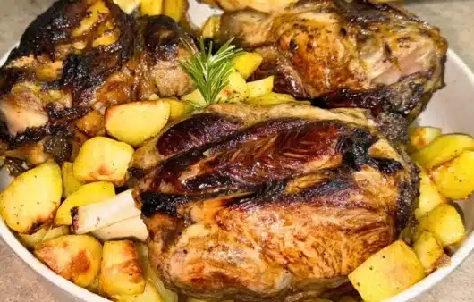 Stinchi di maiale al forno: ricetta facile e saporita, con carne morbida e aromi intensi. Ideale per pranzi ricchi e conviviali.