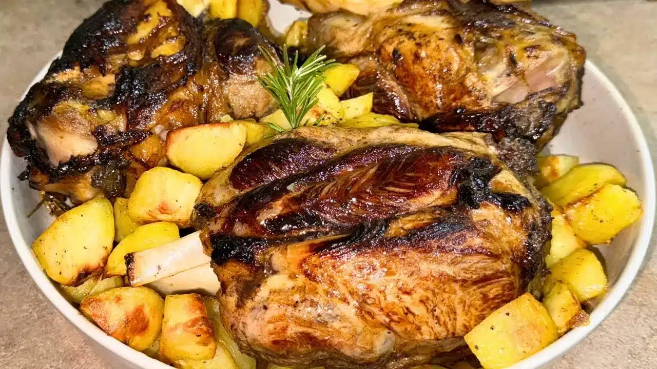 Stinchi di maiale al forno: ricetta facile e saporita, con carne morbida e aromi intensi. Ideale per pranzi ricchi e conviviali.