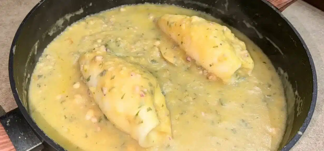 Calamari in padella ripieni di patate: ricetta facile e saporita, perfetta per un secondo di mare delicato.