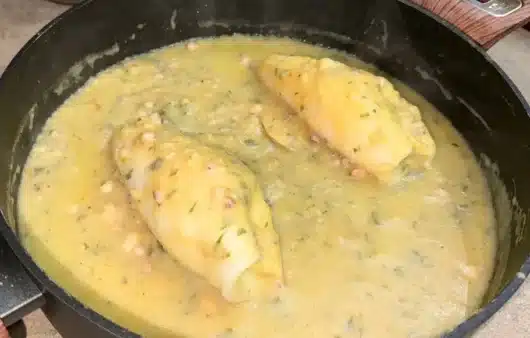 Calamari in padella ripieni di patate: ricetta facile e saporita, perfetta per un secondo di mare delicato.