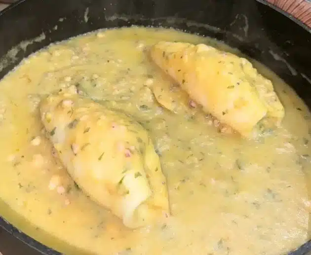 Calamari in padella ripieni di patate: ricetta facile e saporita, perfetta per un secondo di mare delicato.