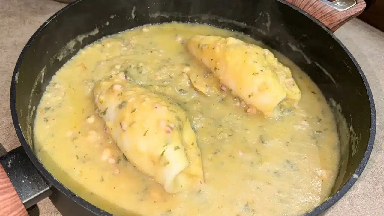 Calamari in padella ripieni di patate: ricetta facile e saporita, perfetta per un secondo di mare delicato.