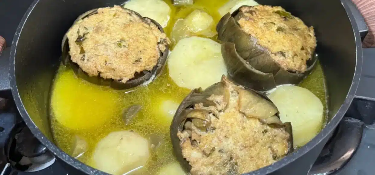 Carciofi ripieni: ricetta facile e gustosa con pane, patate e formaggio, perfetta per un piatto genuino.