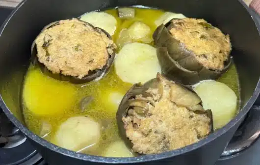 Carciofi ripieni: ricetta facile e gustosa con pane, patate e formaggio, perfetta per un piatto genuino.