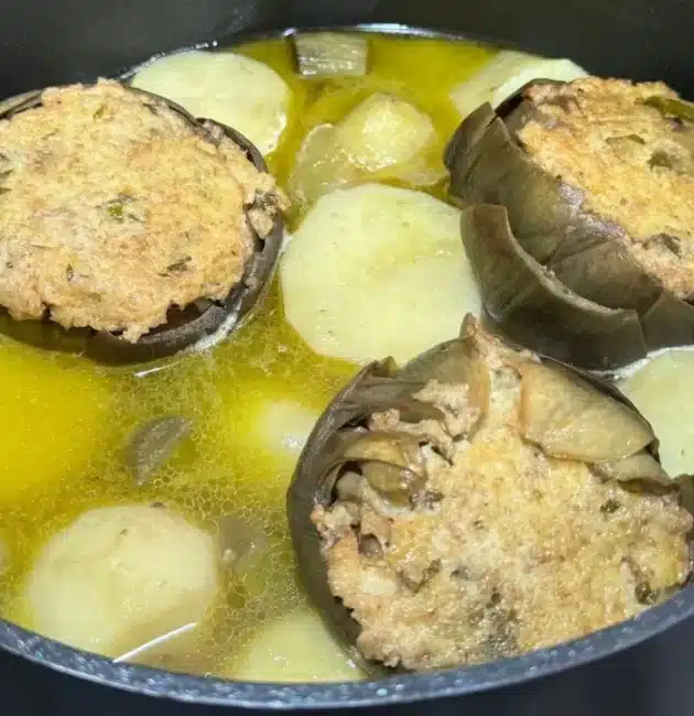Carciofi ripieni: ricetta facile e gustosa con pane, patate e formaggio, perfetta per un piatto genuino.