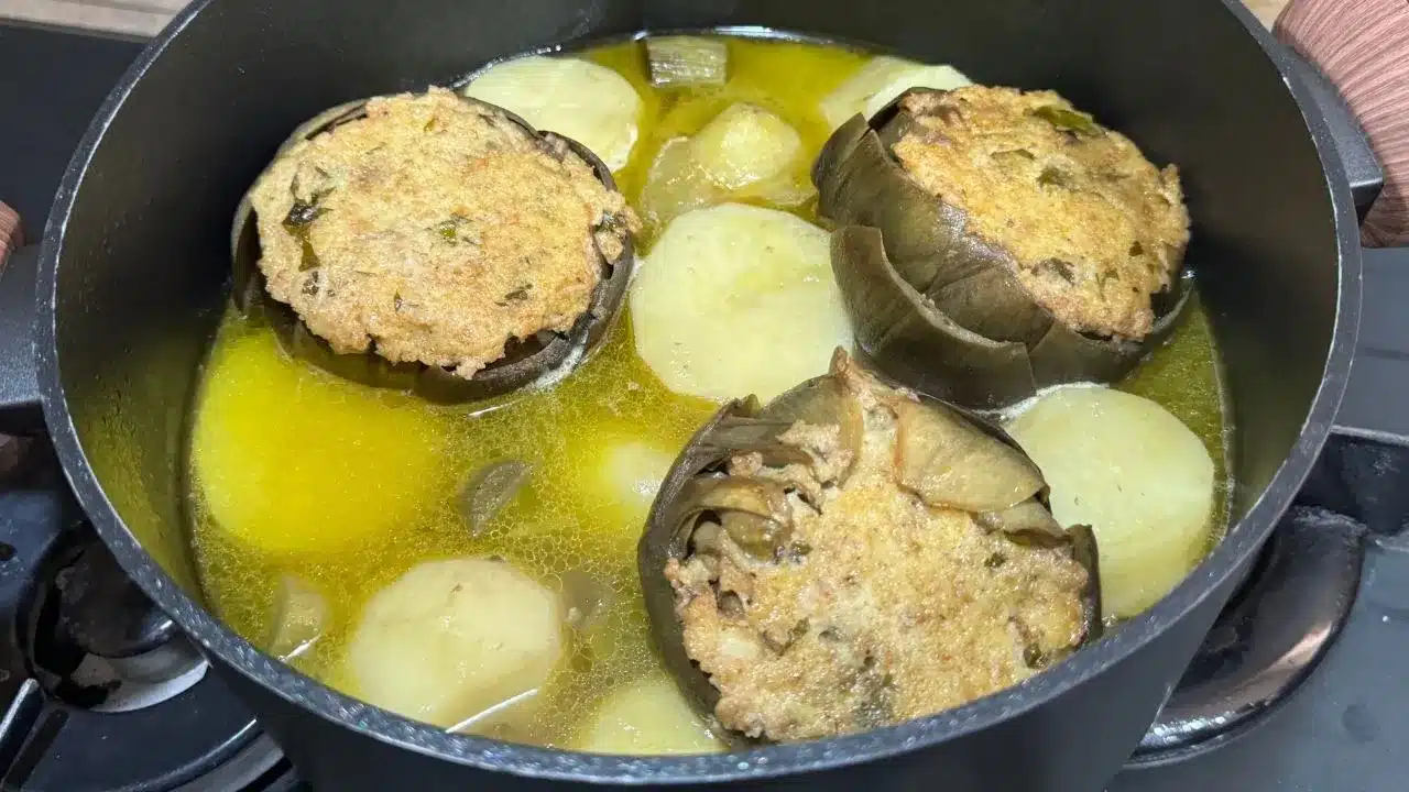 Carciofi ripieni: ricetta facile e gustosa con pane, patate e formaggio, perfetta per un piatto genuino.