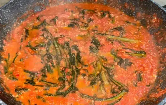 Cicoria al pomodoro con formaggio: ricetta facile e gustosa, con sapori intensi e perfetta come contorno.