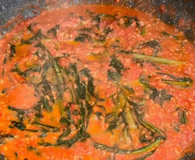 Cicoria al pomodoro con formaggio: ricetta facile e gustosa, con sapori intensi e perfetta come contorno.