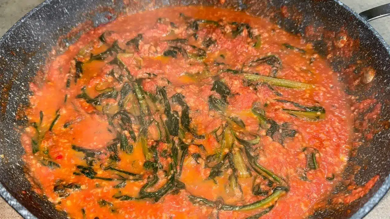 Cicoria al pomodoro con formaggio: ricetta facile e gustosa, con sapori intensi e perfetta come contorno.