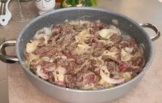 Fegato con cipolle: ricetta classica facile e gustosa, con carne tenera e cipolle dolci e morbide.