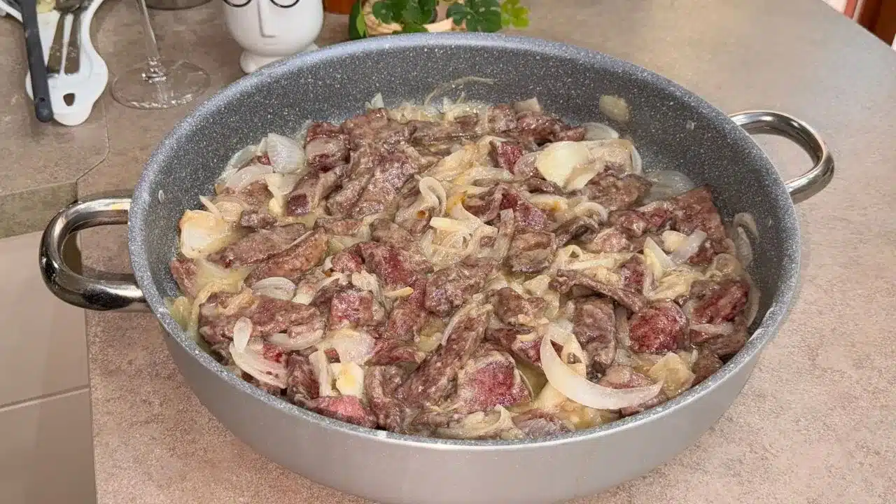 Fegato con cipolle: ricetta classica facile e gustosa, con carne tenera e cipolle dolci e morbide.