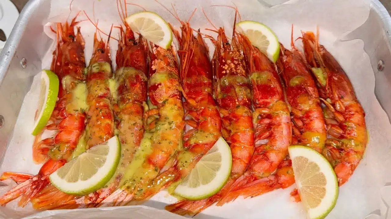 Gamberoni al forno: ricetta veloce e gustosa con limone e prezzemolo, pronta in pochi minuti.