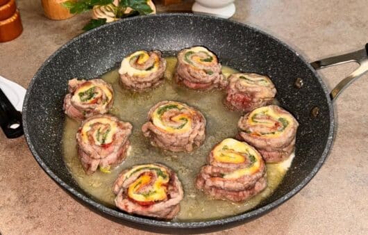 Girelle di carne farcite: ricetta facile con formaggio e speck, ideale per un secondo piatto saporito e filante.