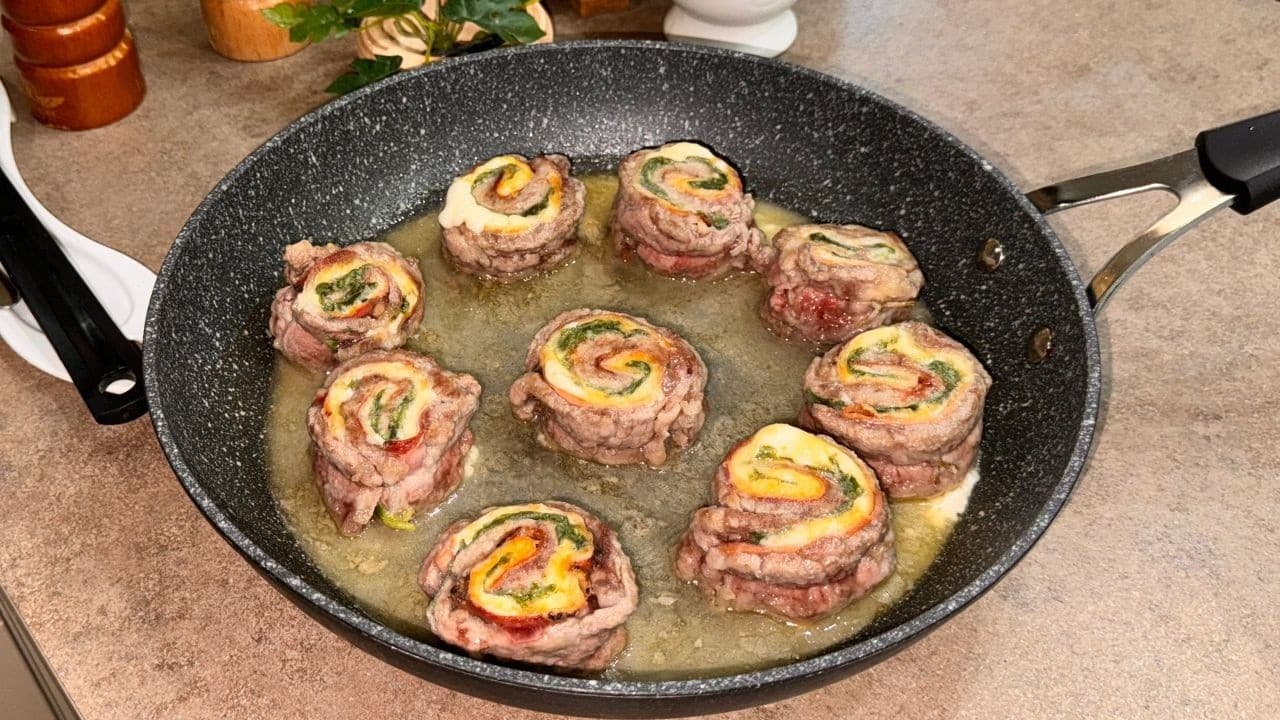 Girelle di carne farcite: ricetta facile con formaggio e speck, ideale per un secondo piatto saporito e filante.