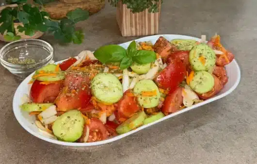 Insalata estiva con pomodori, cetrioli e carote: ricetta fresca, leggera e veloce, ideale per l’estate e per mantenersi in forma