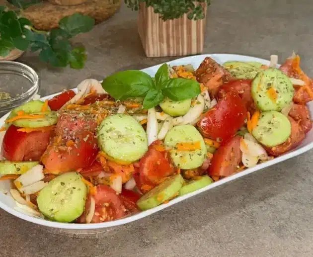 Insalata estiva con pomodori, cetrioli e carote: ricetta fresca, leggera e veloce, ideale per l’estate e per mantenersi in forma