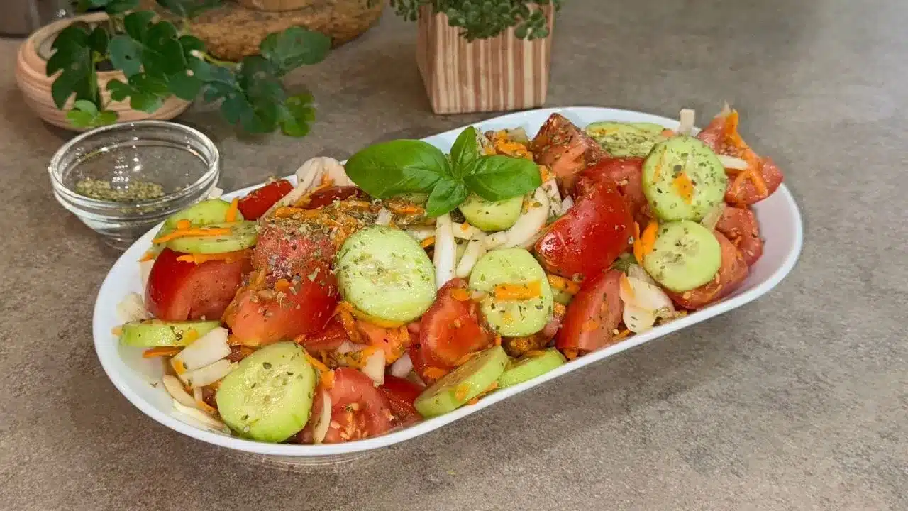 Insalata estiva con pomodori, cetrioli e carote: ricetta fresca, leggera e veloce, ideale per l’estate e per mantenersi in forma