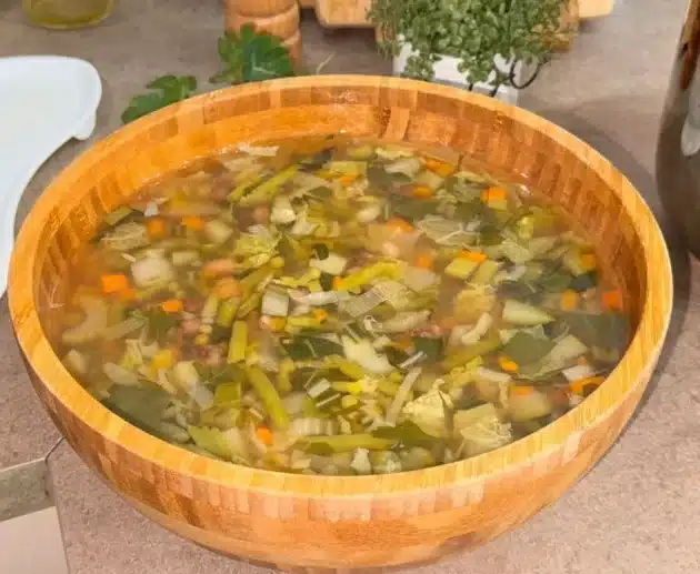 Minestrone di verdure e legumi: ricetta genuina e completa, ideale per un piatto sano, ricco di fibre e nutrienti.