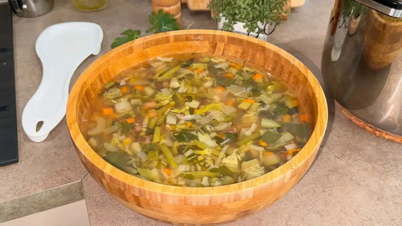 Minestrone di verdure e legumi: ricetta genuina e completa, ideale per un piatto sano, ricco di fibre e nutrienti.