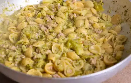 Orecchiette con broccoli e salsiccia: ricetta facile e gustosa, perfetta per un primo piatto ricco e tradizionale.