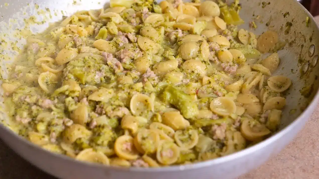 Orecchiette con broccoli e salsiccia: ricetta facile e gustosa, perfetta per un primo piatto ricco e tradizionale.