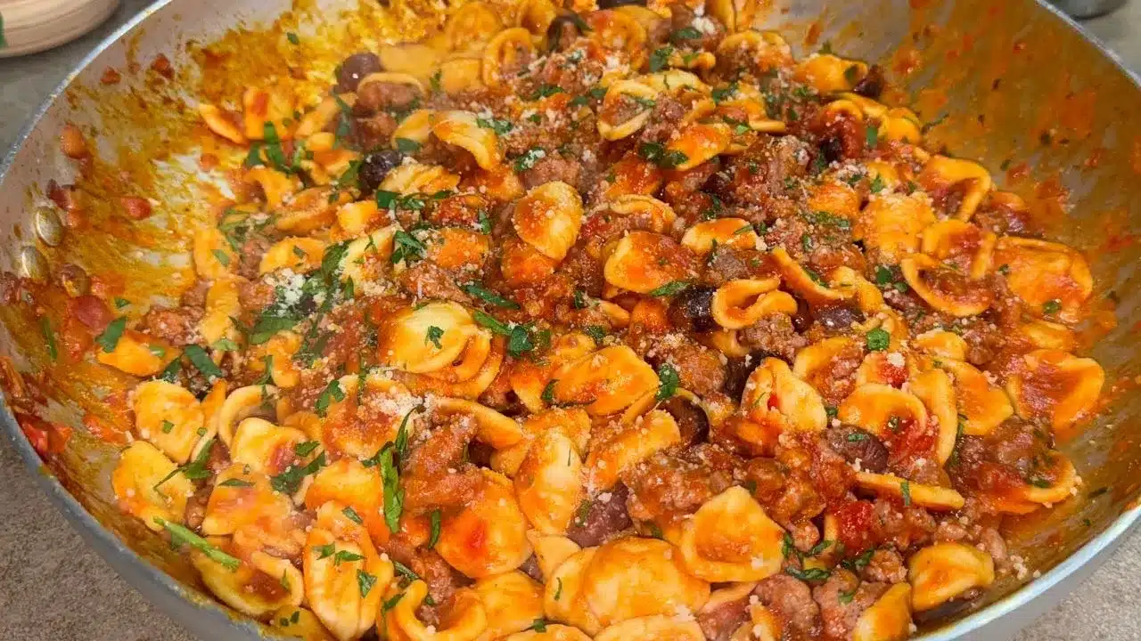 Orecchiette alla Tommaso: ricetta facile con salsiccia, olive e pomodoro, perfetta per un primo piatto gustoso.