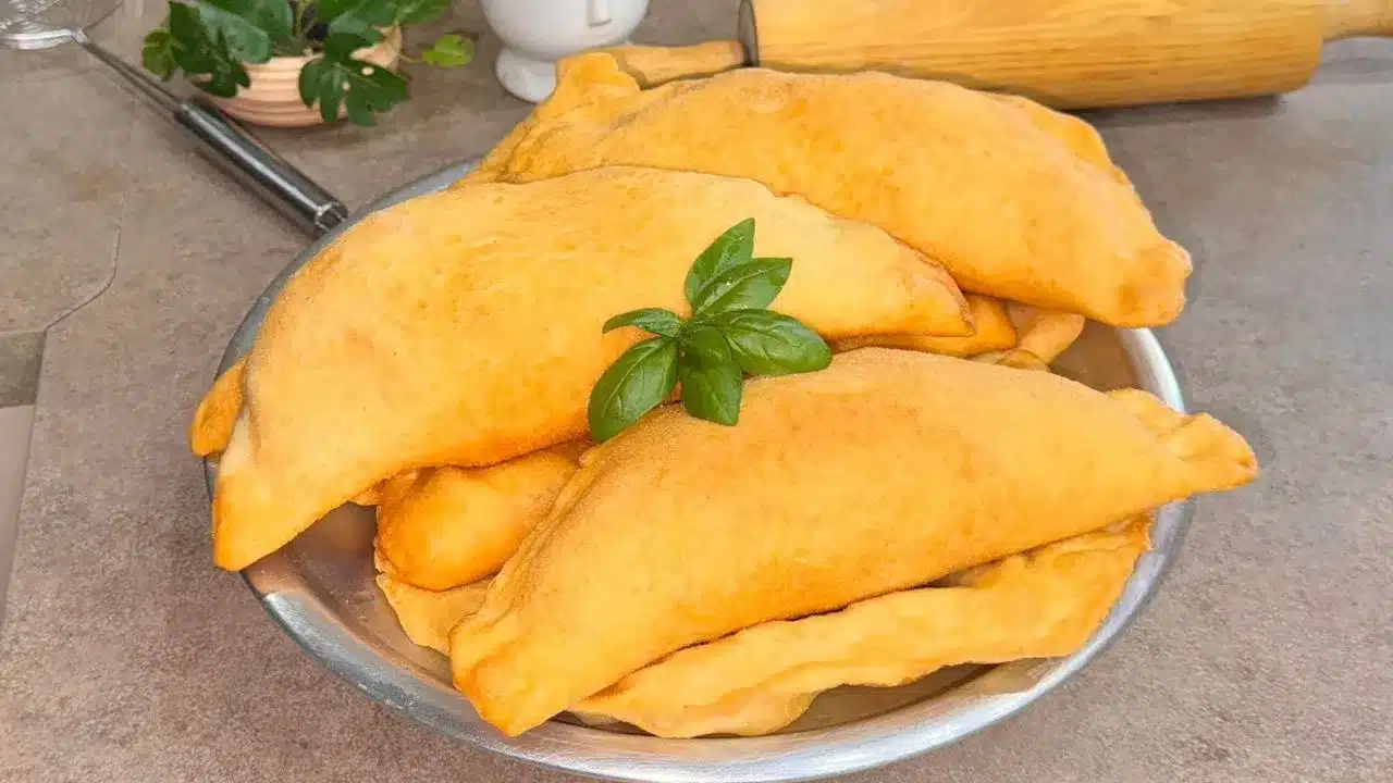 Panzerotti fritti a modo mio: ricetta facile con impasto soffice e ripieno filante, perfetti come street food fatto in casa.