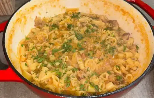 Pasta con cavolfiore e guanciale: ricetta facile e gustosa, con sapori intensi e perfettamente bilanciati.