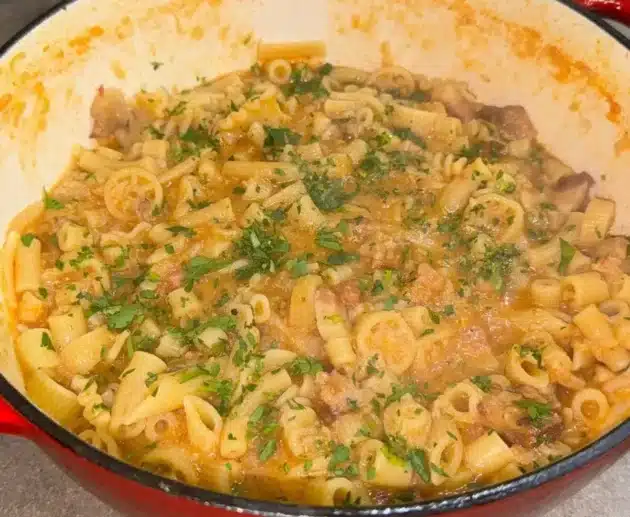 Pasta con cavolfiore e guanciale: ricetta facile e gustosa, con sapori intensi e perfettamente bilanciati.