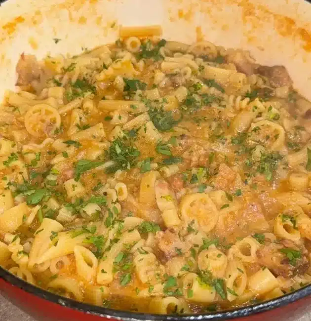 Pasta con cavolfiore e guanciale: ricetta facile e gustosa, con sapori intensi e perfettamente bilanciati.