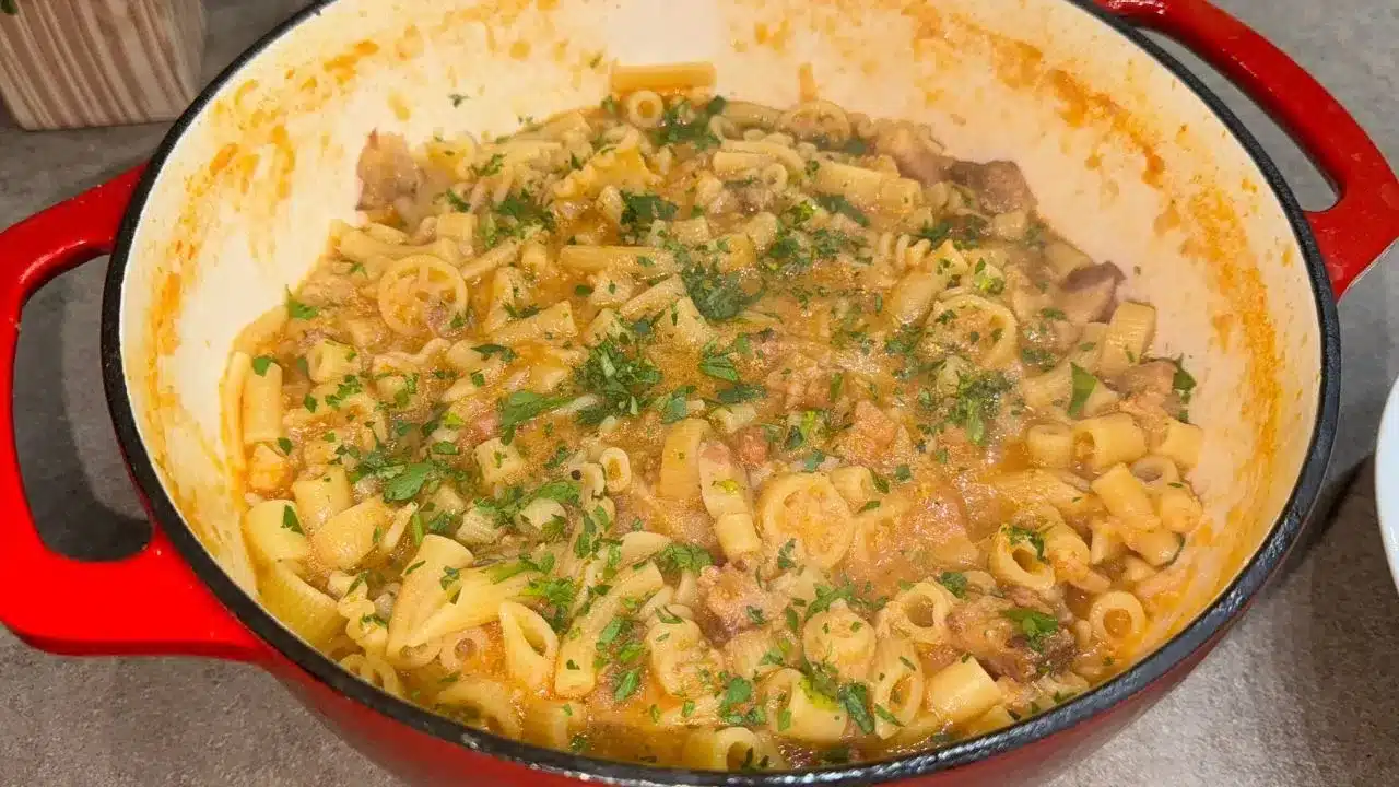 Pasta con cavolfiore e guanciale: ricetta facile e gustosa, con sapori intensi e perfettamente bilanciati.