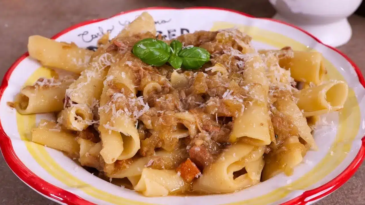 Pasta alla Genovese: ricetta definitiva napoletana, ricca e cremosa, perfetta per un primo piatto tradizionale.