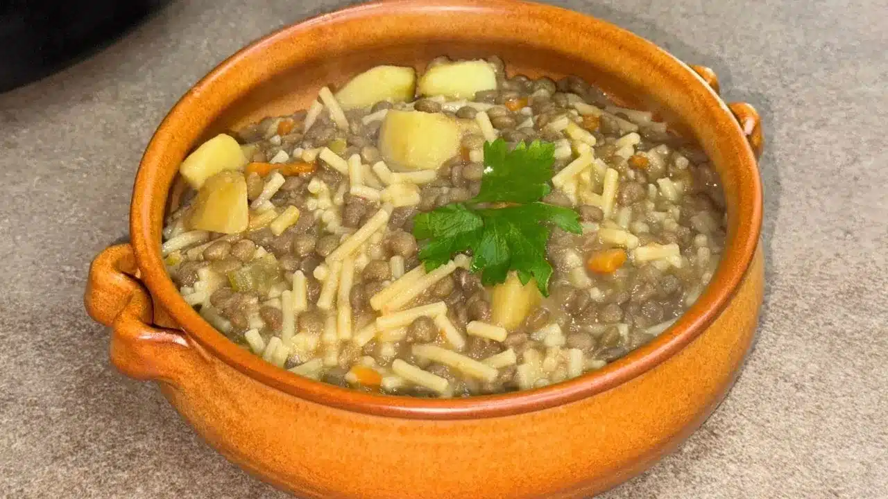 Pasta e lenticchie alla Luigina: ricetta semplice e genuina, perfetta per un primo piatto caldo e nutriente.