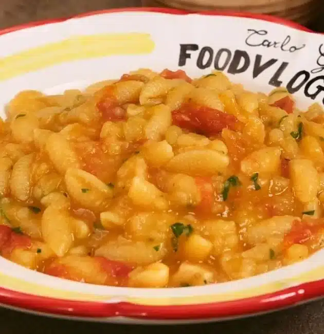 Pasta e patate cremosa: ricetta facile e tradizionale, perfetta per un primo piatto caldo e genuino.