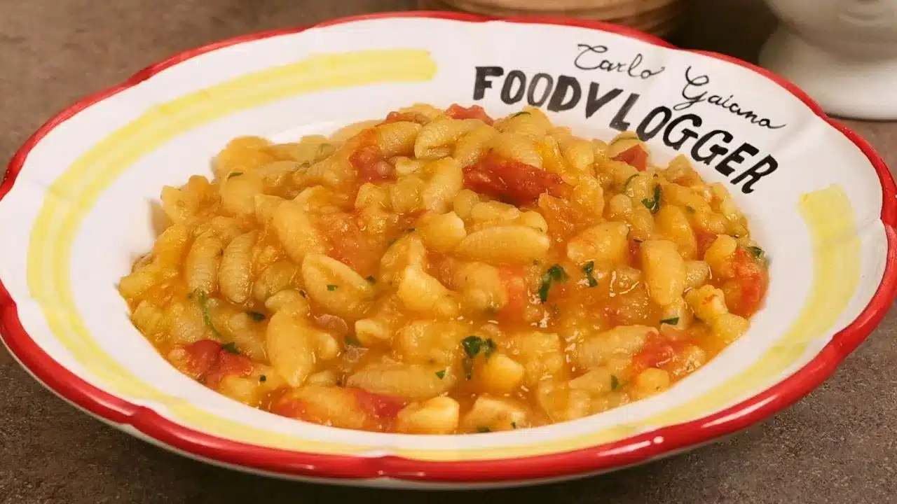Pasta e patate cremosa: ricetta facile e tradizionale, perfetta per un primo piatto caldo e genuino.