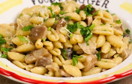 Pasta con funghi porcini e misti surgelati: ricetta facile e gustosa, perfetta per un primo piatto veloce e saporito.