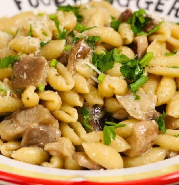 Pasta con funghi porcini e misti surgelati: ricetta facile e gustosa, perfetta per un primo piatto veloce e saporito.