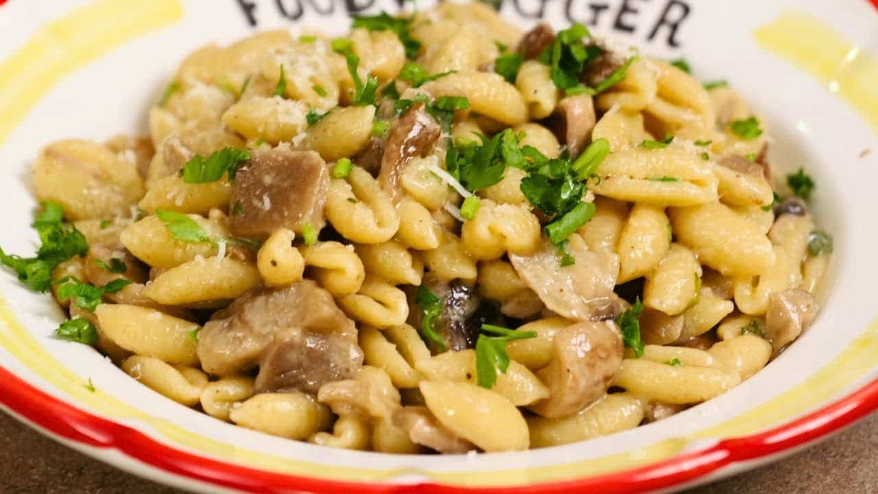 Pasta con funghi porcini e misti surgelati: ricetta facile e gustosa, perfetta per un primo piatto veloce e saporito.