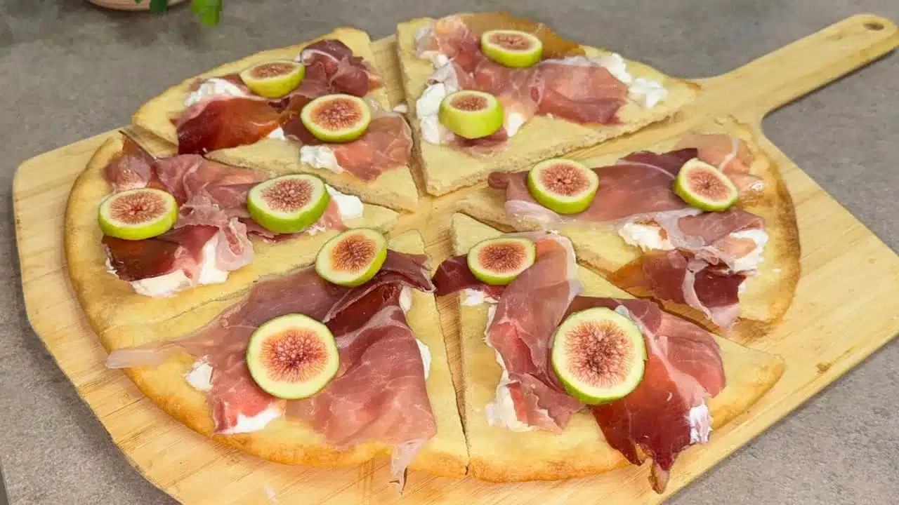 Pizza e fichi con prosciutto crudo e stracciatella: ricetta facile e gourmet, perfetta per un abbinamento sorprendente.