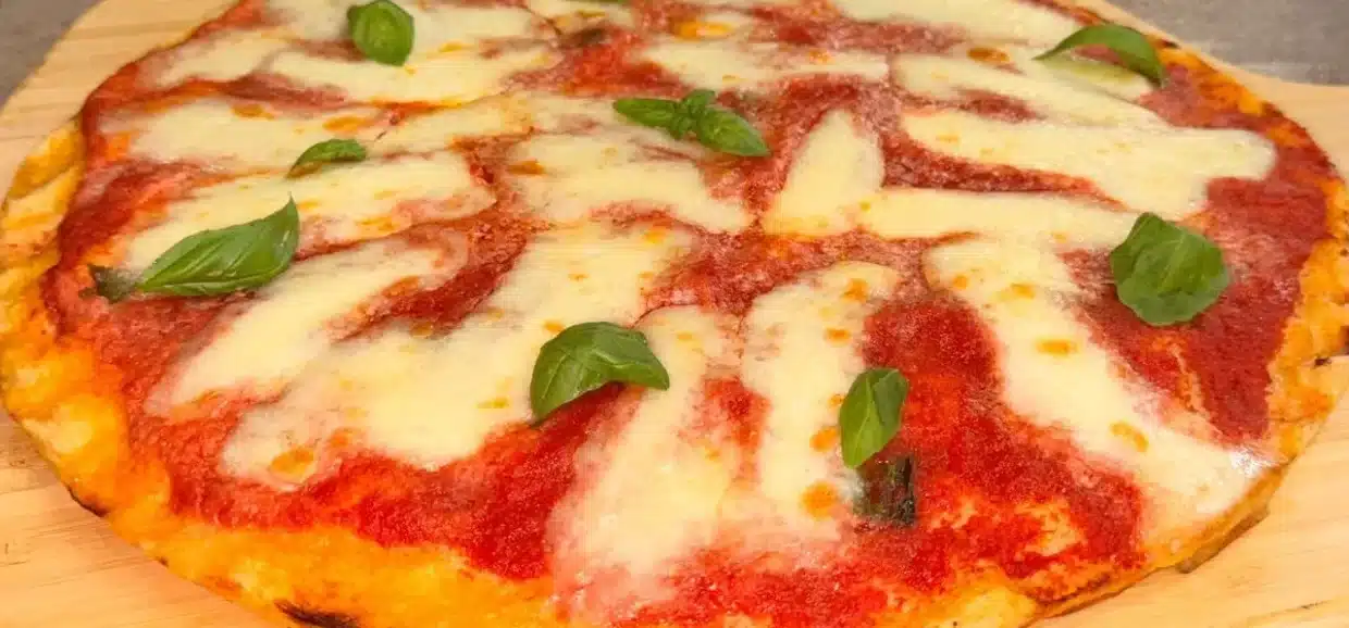 Pizza al forno in teglia pronta in 4 ore: ricetta facile con impasto soffice e condimento classico, ideale per una pizza fatta in casa.