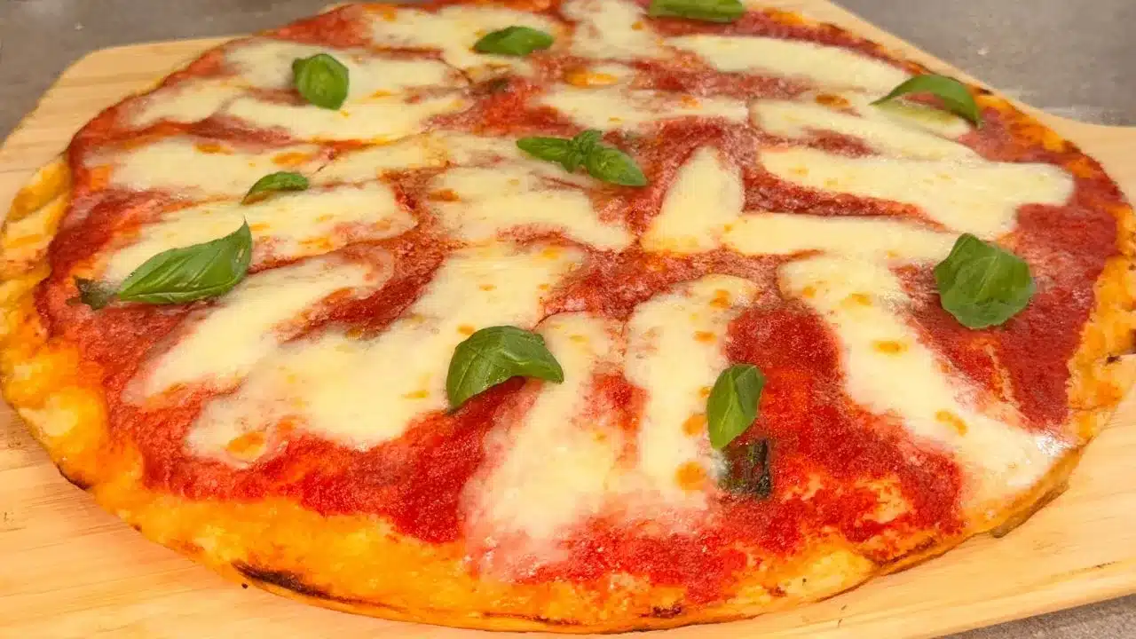 Pizza al forno in teglia pronta in 4 ore: ricetta facile con impasto soffice e condimento classico, ideale per una pizza fatta in casa.
