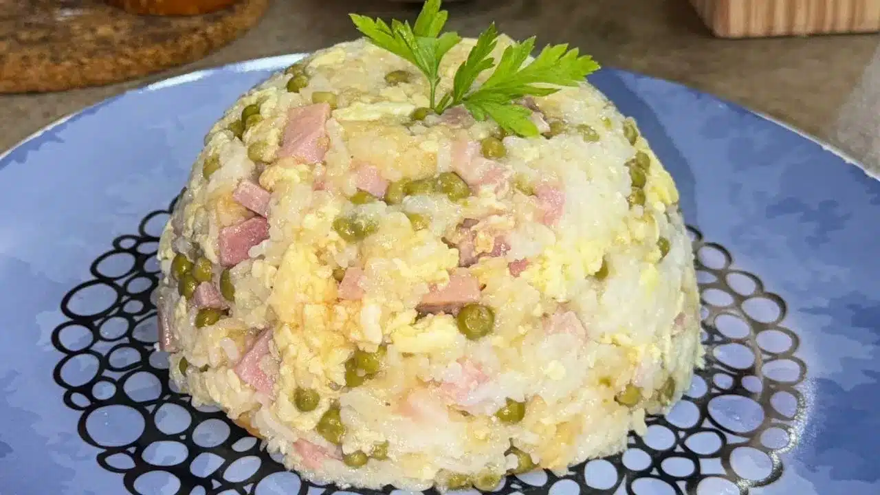 Riso alla Carlonese: ricetta facile ispirata alla cantonese, con uova, piselli e prosciutto. Perfetto per un piatto unico veloce.