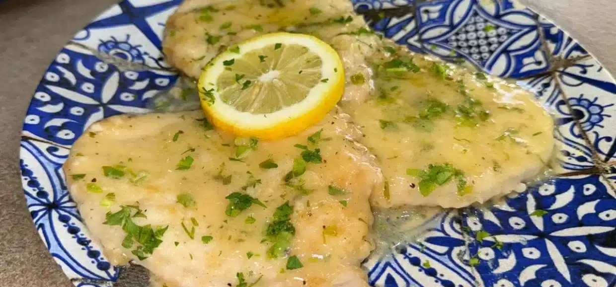 Scaloppine di maiale al limone: ricetta facile e veloce con carne tenera e salsa cremosa al limone, perfetta per ogni occasione.