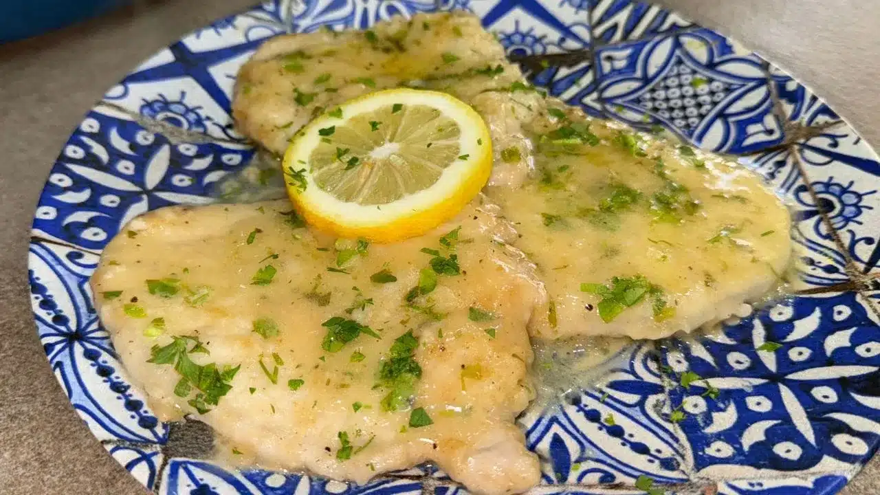 Scaloppine di maiale al limone: ricetta facile e veloce con carne tenera e salsa cremosa al limone, perfetta per ogni occasione.