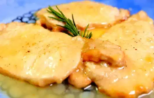 Scaloppine di maiale al vino bianco facili e cremose: ricetta veloce e gustosa per un secondo piatto morbido.