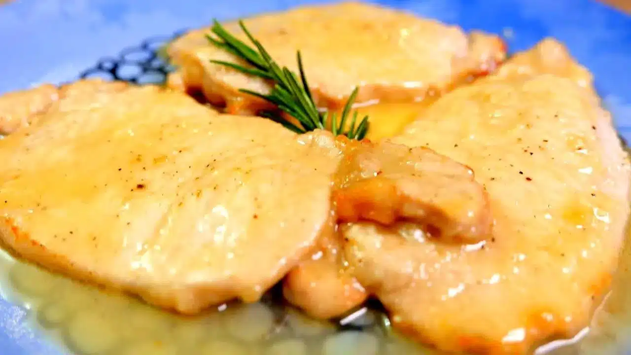 Scaloppine di maiale al vino bianco facili e cremose: ricetta veloce e gustosa per un secondo piatto morbido.