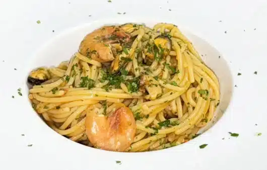 Spaghetti ai frutti di mare con misto pesce surgelato: ricetta facile e gustosa, perfetta per un primo di mare veloce.