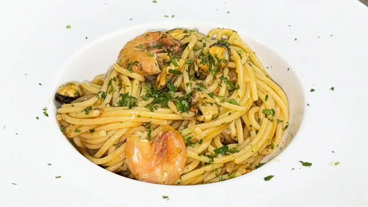 Spaghetti ai frutti di mare con misto pesce surgelato: ricetta facile e gustosa, perfetta per un primo di mare veloce.