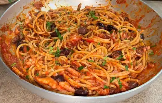Spaghetti con moscardini e olive di Gaeta: ricetta facile e gustosa, con sugo di pomodoro e sapori intensi di mare.