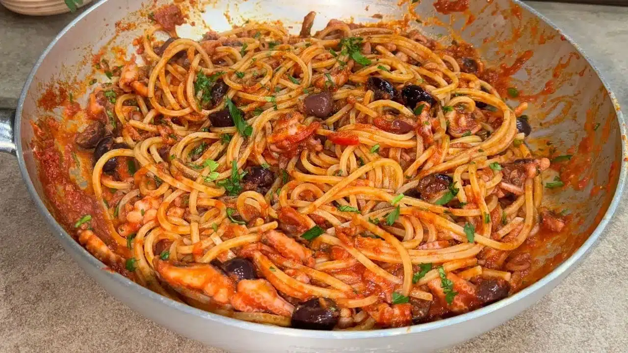 Spaghetti con moscardini e olive di Gaeta: ricetta facile e gustosa, con sugo di pomodoro e sapori intensi di mare.